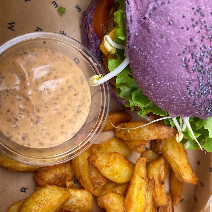 photo of Flower Burger Burger 100% Vegan shared by @bennis9 on  14 Mar 2022 - review