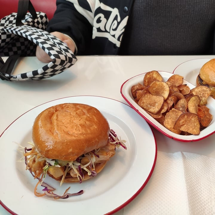 review photo of Dallas Burger Joint Hamburguesa Vegana shared by @domejmar on 20 Apr 2022 - review