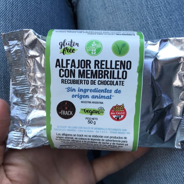 photo of On Track Alfajor Relleno Con Membrillo shared by @juanalopez on  08 Oct 2021 - review