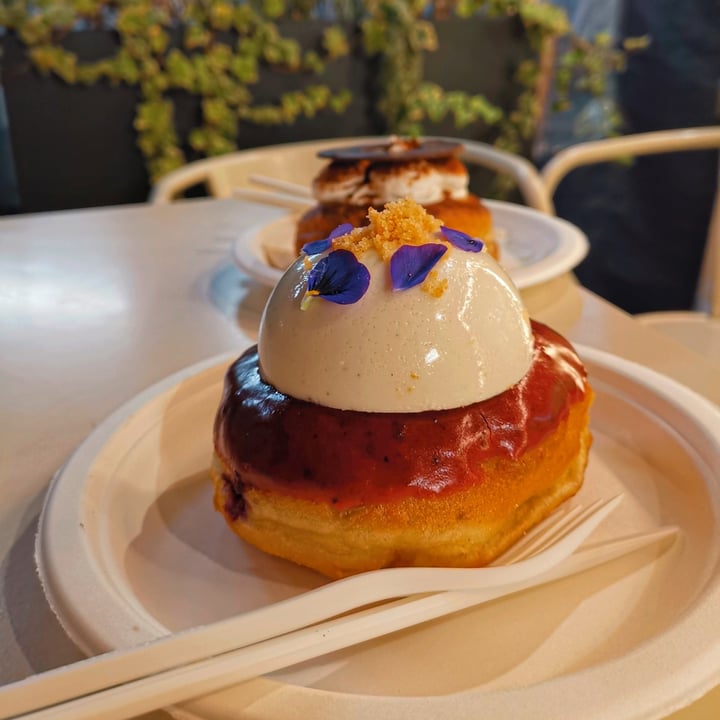 photo of Scoop 'n Dough PANNA COTTA & BLUEBERRY
DONUT shared by @nomeutente on  23 Nov 2021 - review