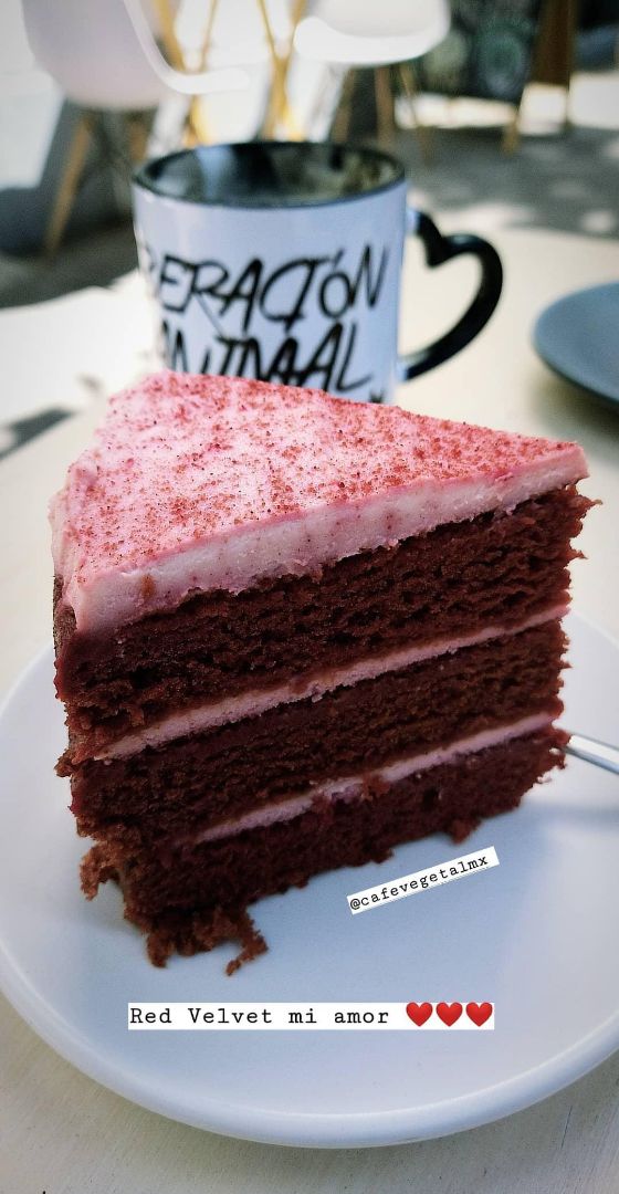 photo of Café Vegetal Pastel Red Velvet de betabel con betún de tofu shared by @marianamd90 on  02 Mar 2020 - review
