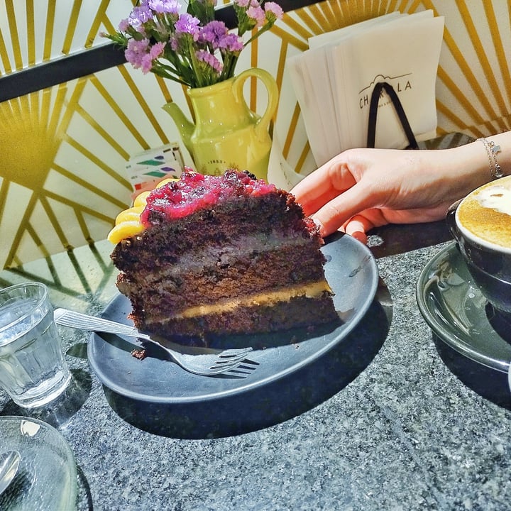 photo of Charola Torta De Chocolate, Pasta De Mani Y Frutos Rojos shared by @biancalesita on  19 Oct 2022 - review