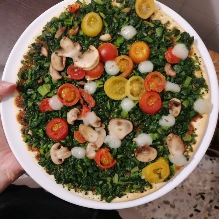 photo of Vemondo Vegan Pizza Verdura with Spinach, Tomatoes & Mushrooms shared by @letiverelli on  18 Apr 2022 - review