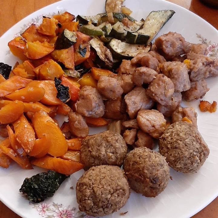 review photo of La Schiscetteria contorno di verdure con polpette di lenticchie e spezzatino di seitan shared by @lauramangone on 04 Nov 2022 - review