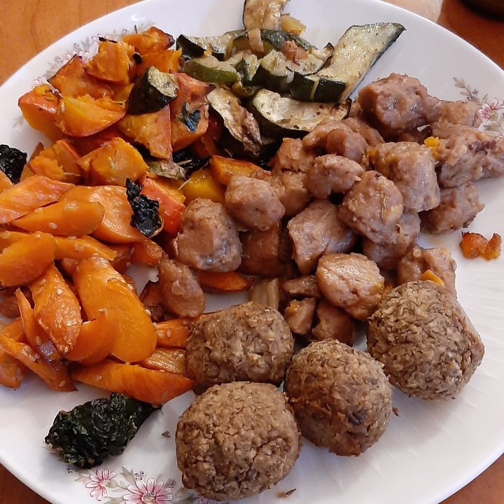 photo of La Schiscetteria contorno di verdure con polpette di lenticchie e spezzatino di seitan shared by @lauramangone on  04 Nov 2022 - review