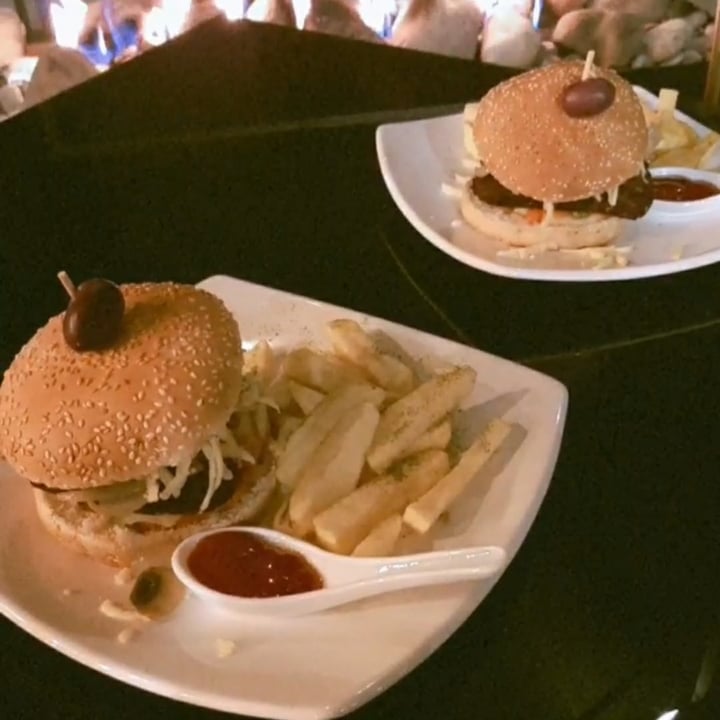 photo of Fratello Cafe Vegano Vegan Burger shared by @mishely on  21 Dec 2021 - review