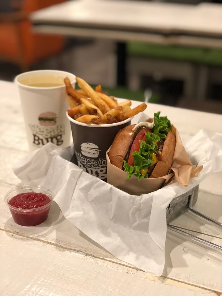 review photo of VeganBurg San Francisco Smokey BBQ Burger with Seaweed Fries shared by @drethanthevegan on 14 Sep 2018 - review