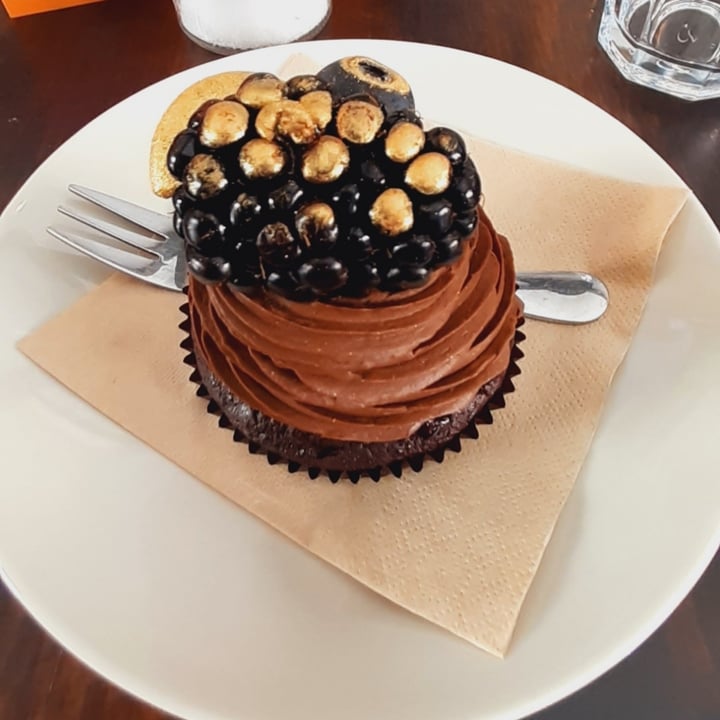 photo of Tauer Bakery Cupcake Foresta Nera shared by @rawnen on  20 Jun 2022 - review