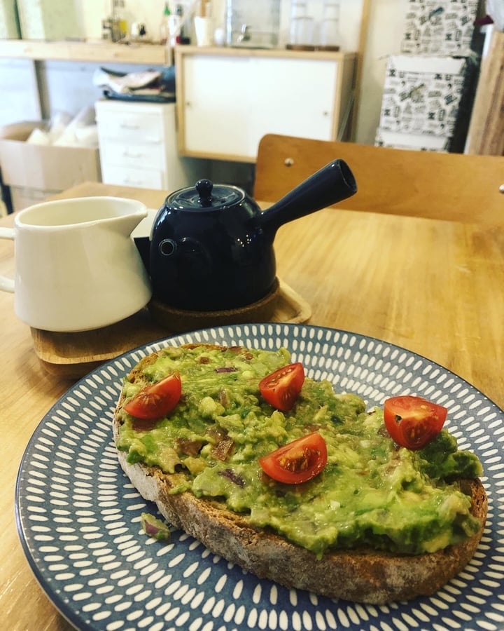 photo of Chillin' Cafe Tostada Con Aguacate Y Tomate shared by @mariuca18 on  11 Apr 2020 - review