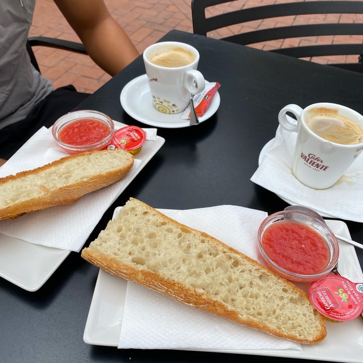 review photo of La Nova Torronera desayuno/tostada de tomate/cafè con leche de avena shared by @giuliahazel on 19 Oct 2022 - review