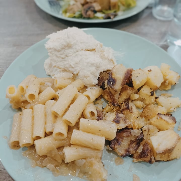 photo of O Grin Piatto terno: genovese, hummus e patate arrostite shared by @robinciao on  27 Aug 2022 - review