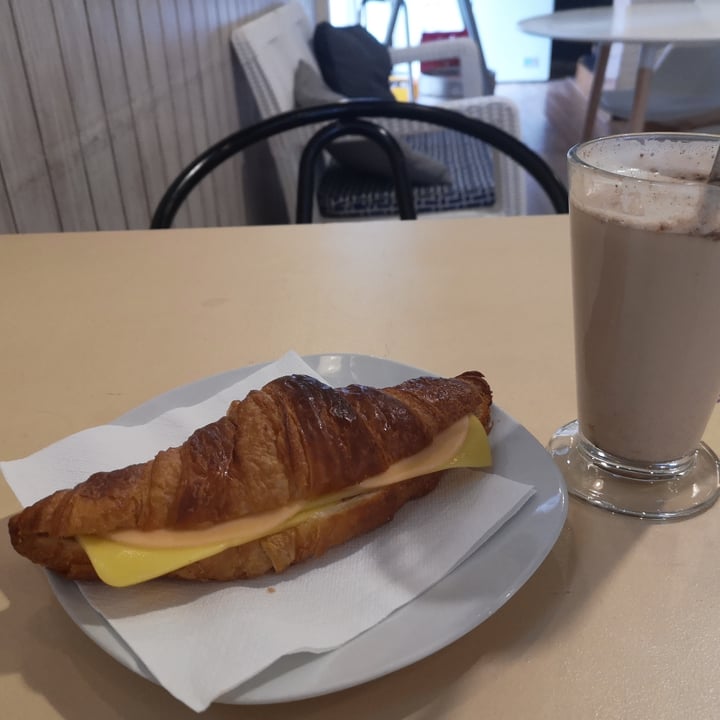 photo of Cafeteria Bon-bon Croissant con Jamón Y Queso shared by @mrselktra on  29 Dec 2021 - review