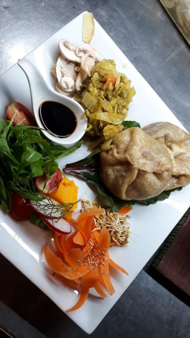 菜肴“Hongos macerados en pan bao con salsa agridulce y ensalada crudi #santuariosalvajes”的照片
