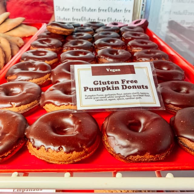 Foto do prato “Gluten-Free Vegan Chocolate Pumpkin Donuts”