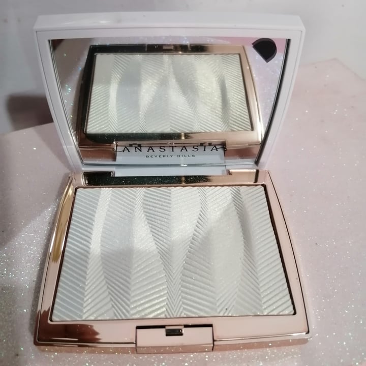photo of Anastasia Beverly Hills Iced out highlighter shared by @akahai on  23 Mar 2021 - review