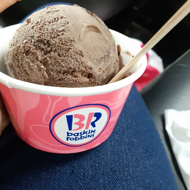 review photo of Baskin Robbins Dairy Free Mississippi Mud shared by @thevegangaldiya on 13 Dec 2020 - review