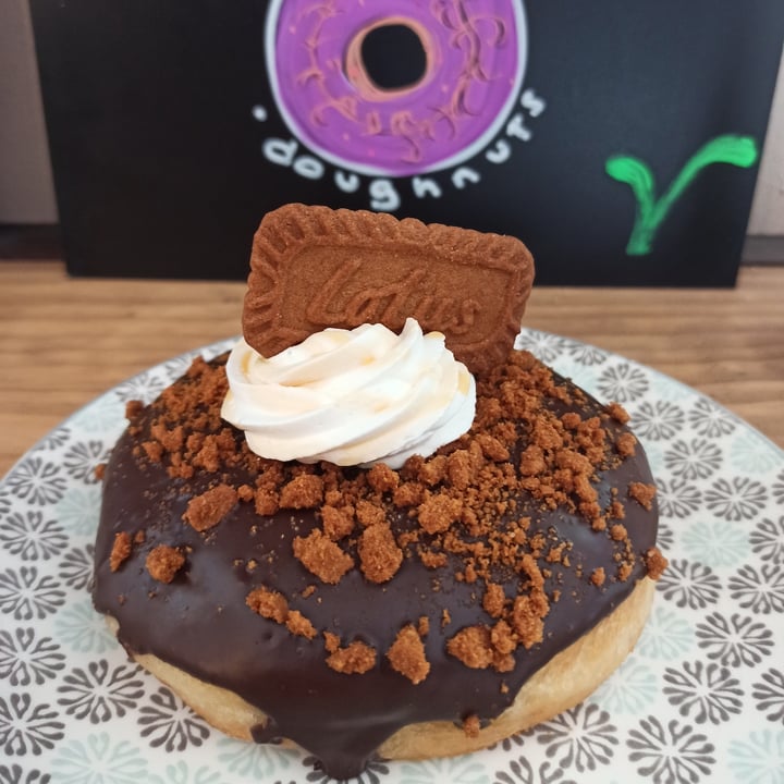 photo of VegAmazing Doughnuts Donut de chocolate y Lotus shared by @srtamatthews on  28 Aug 2021 - review