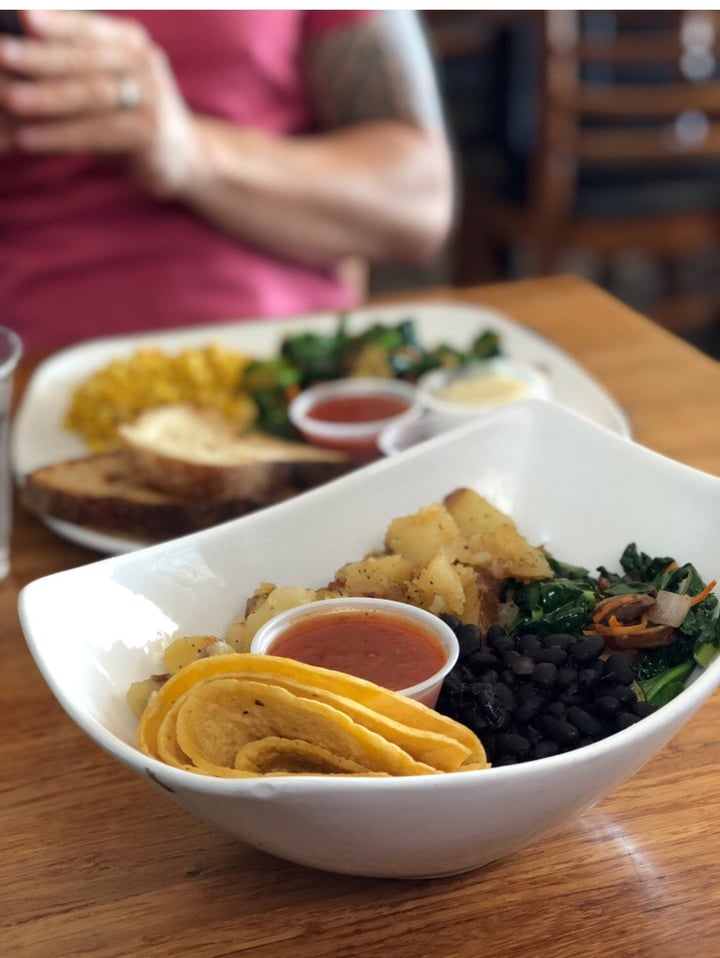 photo of Palm Greens Cafe Breakfast Bowl shared by @drethanthevegan on  12 Aug 2018 - review