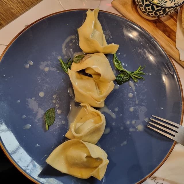 菜肴“Agnolotti prugna e cipolla”的照片