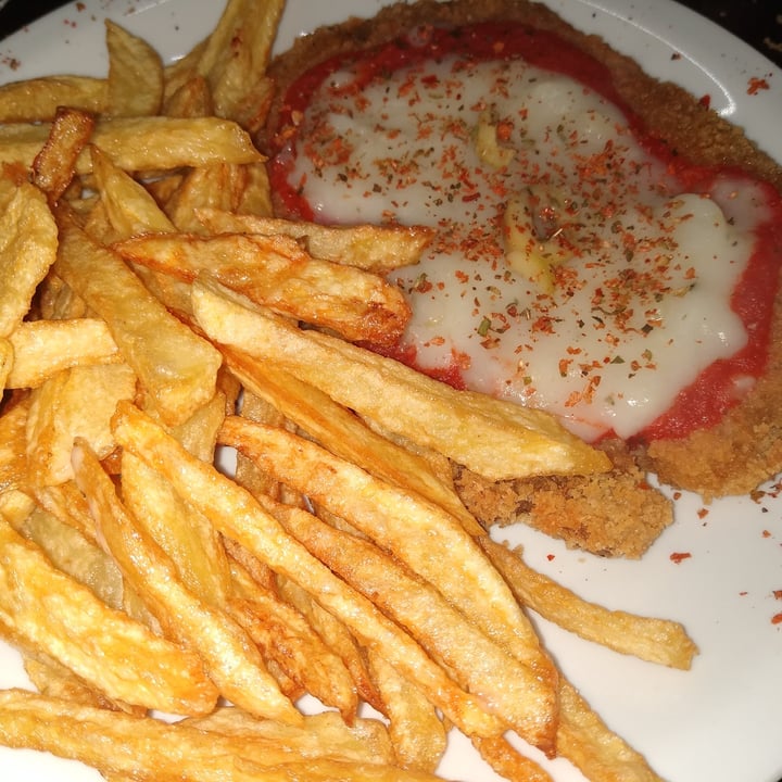 photo of Venue Milanesa Napolitana De Seitán Con Papas Fritas shared by @daianasoto on  02 Sep 2021 - review