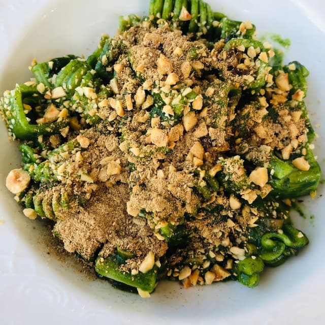 菜肴“pasta mista verrigni mantecata al cavolo nero,  pioppini , polvere di porcini e nocciole Piemonte Igp”的照片