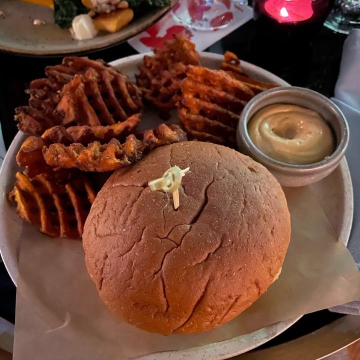 photo of Alibi Bar Cheeseburger shared by @karenkgs on  01 Jul 2021 - review