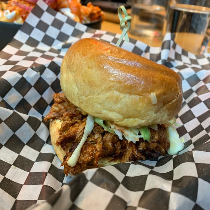 photo of Burger Fiancé Pulled Pork Burger shared by @veganqueenofmontreal on  09 Nov 2021 - review