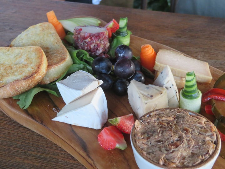 review photo of Zest Ubud TreeNut Cheezery Aged Cheezeboard shared by @knargle on 25 Sep 2020 - review