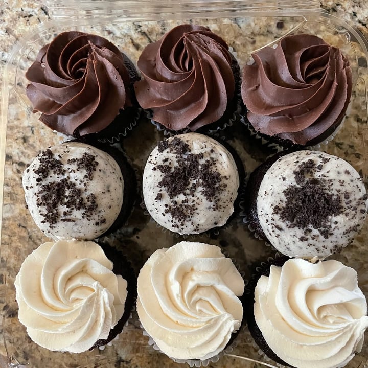 photo of Whole Foods Market Vegan cupcakes shared by @veggietable on  11 Oct 2021 - review