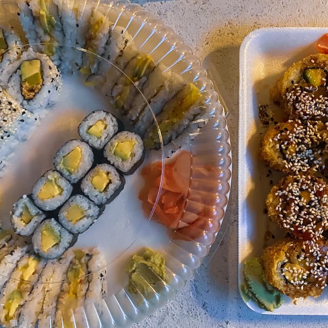 Foto del piatto “Avo Maki, Veg crunch, Veg California & Veg Sandwich”