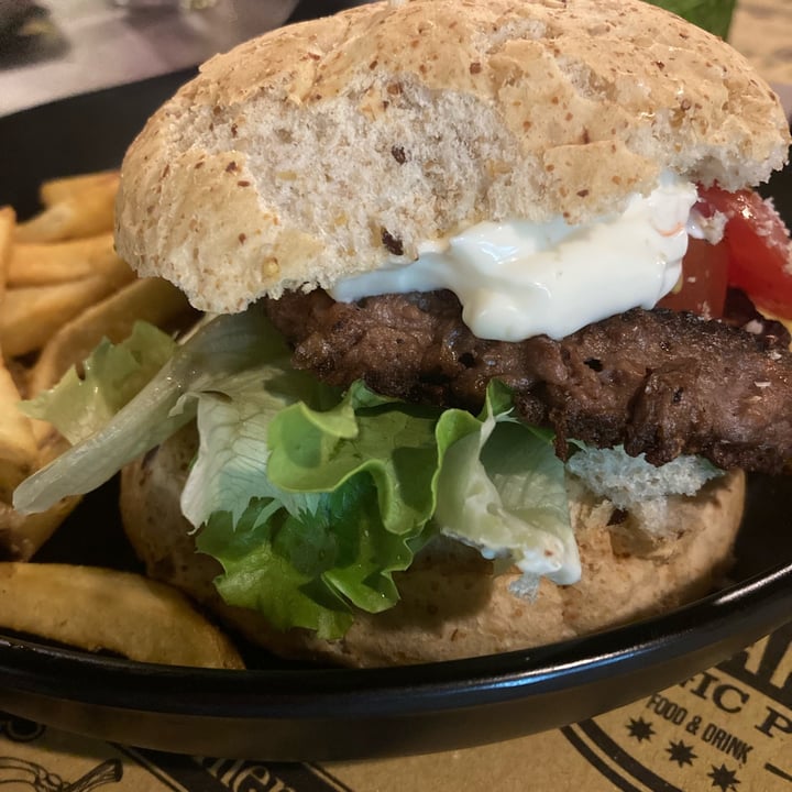 photo of Binario Magic Pub hamburger Vegano Con Burger Di Avena E Patatine shared by @cico777 on  11 Oct 2022 - review