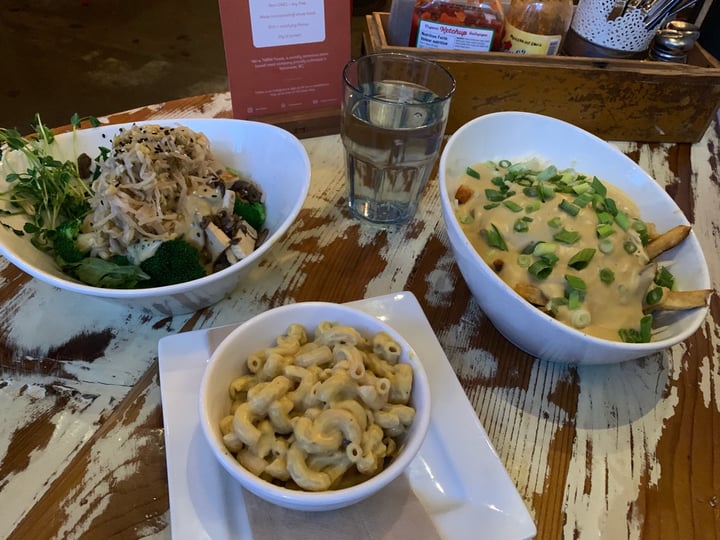 photo of MeeT in Yaletown Mac and cheez shared by @veganrama on  27 Jan 2020 - review