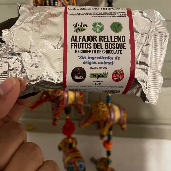 photo of On Track Alfajor Relleno Frutos Del Bosque shared by @karengarzon on  16 Jul 2021 - review