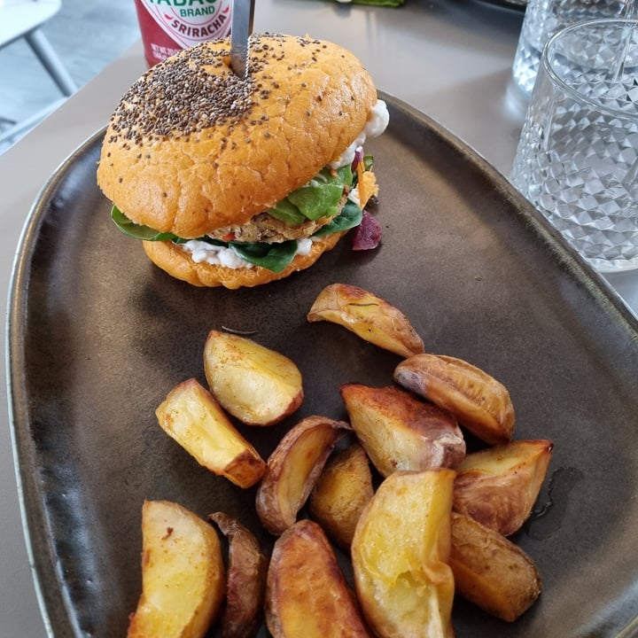 photo of Vegan's Prague Satisfaction Burger shared by @giugru on  29 Sep 2022 - review