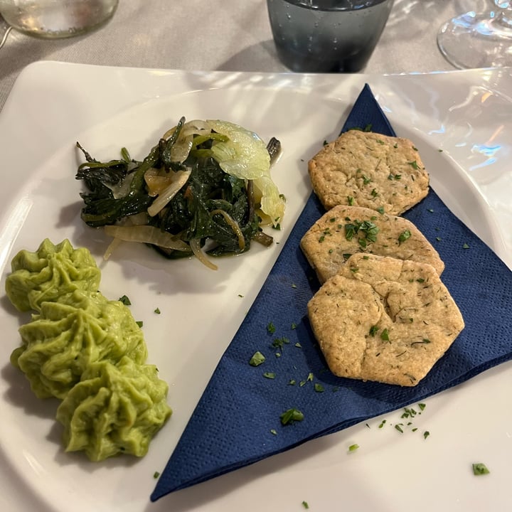 photo of Ristorante Vegano Biologico La Lanterna BISCOTTI ALL’ANETO CON MOUSSE DI PISELLI E BIETOLINA AL CIPOLLOTTO shared by @valeriamaselli on  08 May 2022 - review