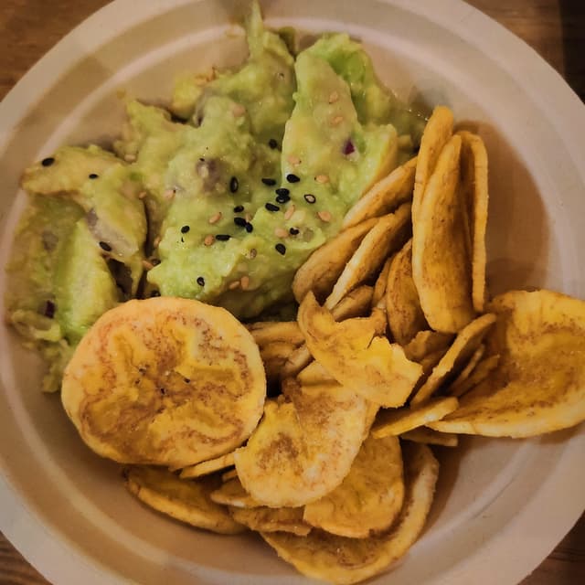 菜肴“Guacamole con chips de plátano”的照片