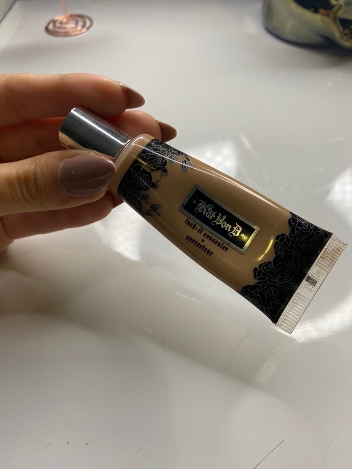 review photo of KVD Beauty Corrector De Ojeras shared by @aleheli on 03 Jan 2020 - review