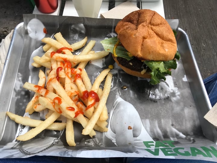 photo of Fat Vegan Hamburguesa Fat shared by @laurafonck on  02 Mar 2020 - review