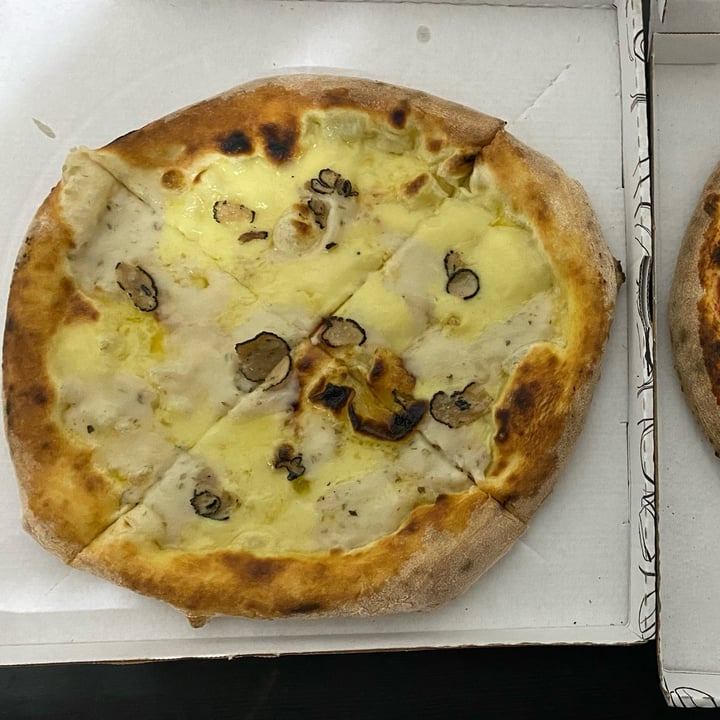 review photo of La Taverna di Pulcinella Pizza 4 formaggie (vegan) shared by @chiarado on 17 Jun 2022 - review