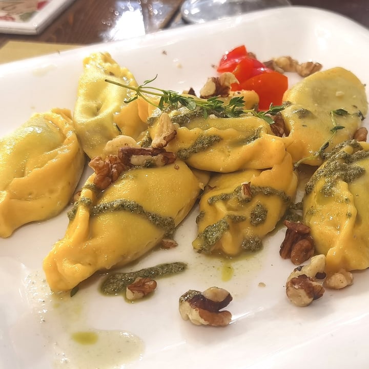 photo of La Mi Mama Tortelli di tofu (della Bruna) con radicchio rosso e salsa di noci shared by @simoparrot on  29 Nov 2021 - review