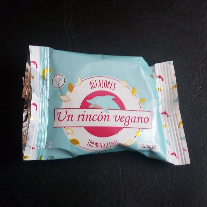 photo of Un Rincón Vegano Alfajor Chocolate Blanco shared by @itssolci on  29 Oct 2020 - review