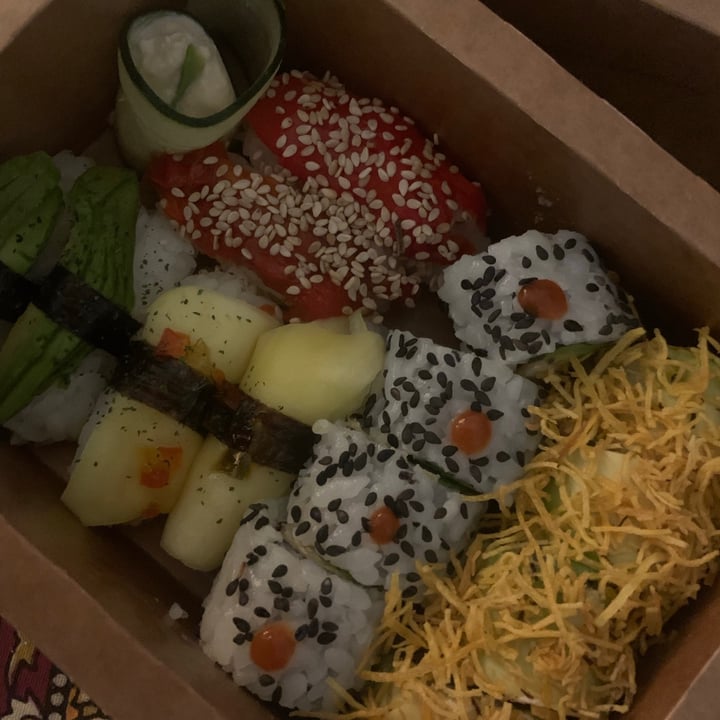 photo of Let it V - Vegan Sushi 16 piezas de sushi abey roll shared by @daisunino on  02 Jul 2021 - review