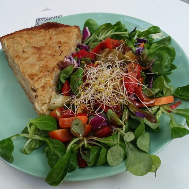 Foto do prato “Quiche de cebolla y tofu ahumado con ensalada”