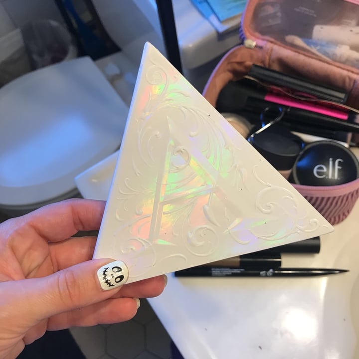 photo of KVD Beauty Alchemist Holographic Palette shared by @danidarling06 on  06 Nov 2020 - review