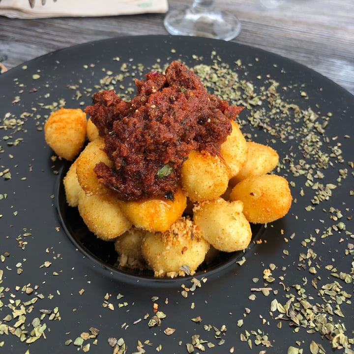 photo of Bubita Bar Gnocchi Crujientes Con Pesto De Tomate Seco Y Parmesano De Almendras shared by @izaskunquilez on  06 Nov 2020 - review