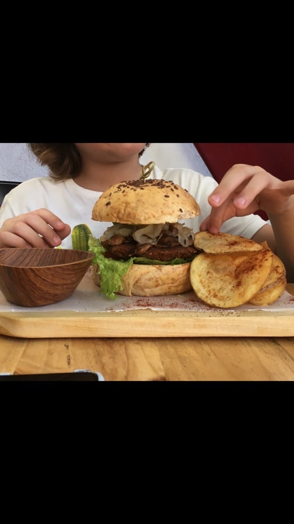 photo of VEGAN HOUSE Hamburguesa the vegan house shared by @carlavegan on  10 Dec 2019 - review