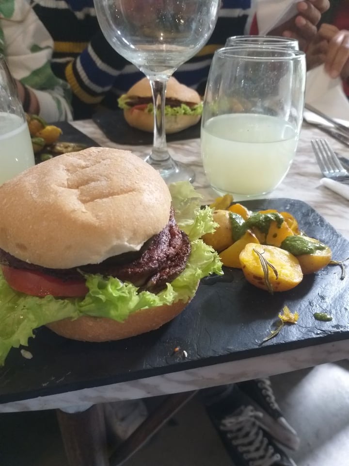 photo of Makeout Colombia Plant burguer shared by @cabetotal93 on  14 Mar 2020 - review