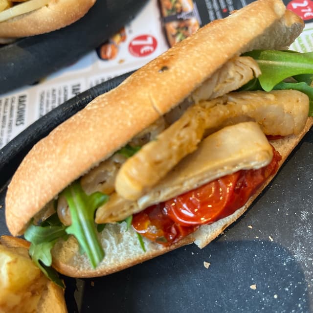 Photo of the dish “Straccetti di pollo vegetale Heura con rucola e pomodorini secchi”
