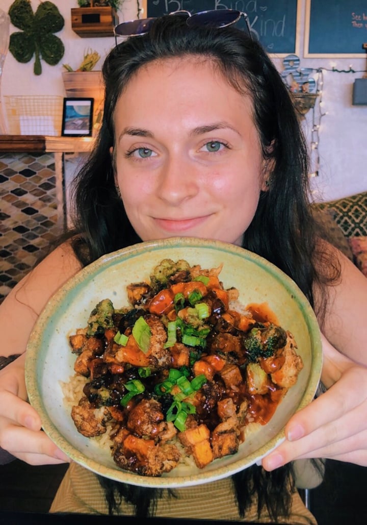 review photo of Clovermint Café & Market Sweet Chili Tempura Bowl shared by @liseoks on 01 Apr 2020 - review