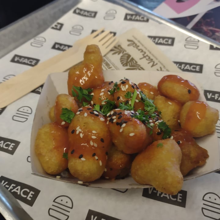 photo of V-Face Fries With Fried Cauliflower Poppers, Spring Onions, Smoked Vegan Cheese And Pink Garlic Mayo shared by @annanever on  09 May 2022 - review